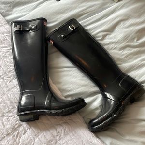 Tall black Hunter rain boots. Size 8.